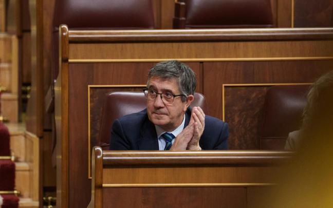 El portavoz del PSOE en el Congreso, Patxi López, aplaude durante una sesión plenaria, en el Congreso de los Diputados