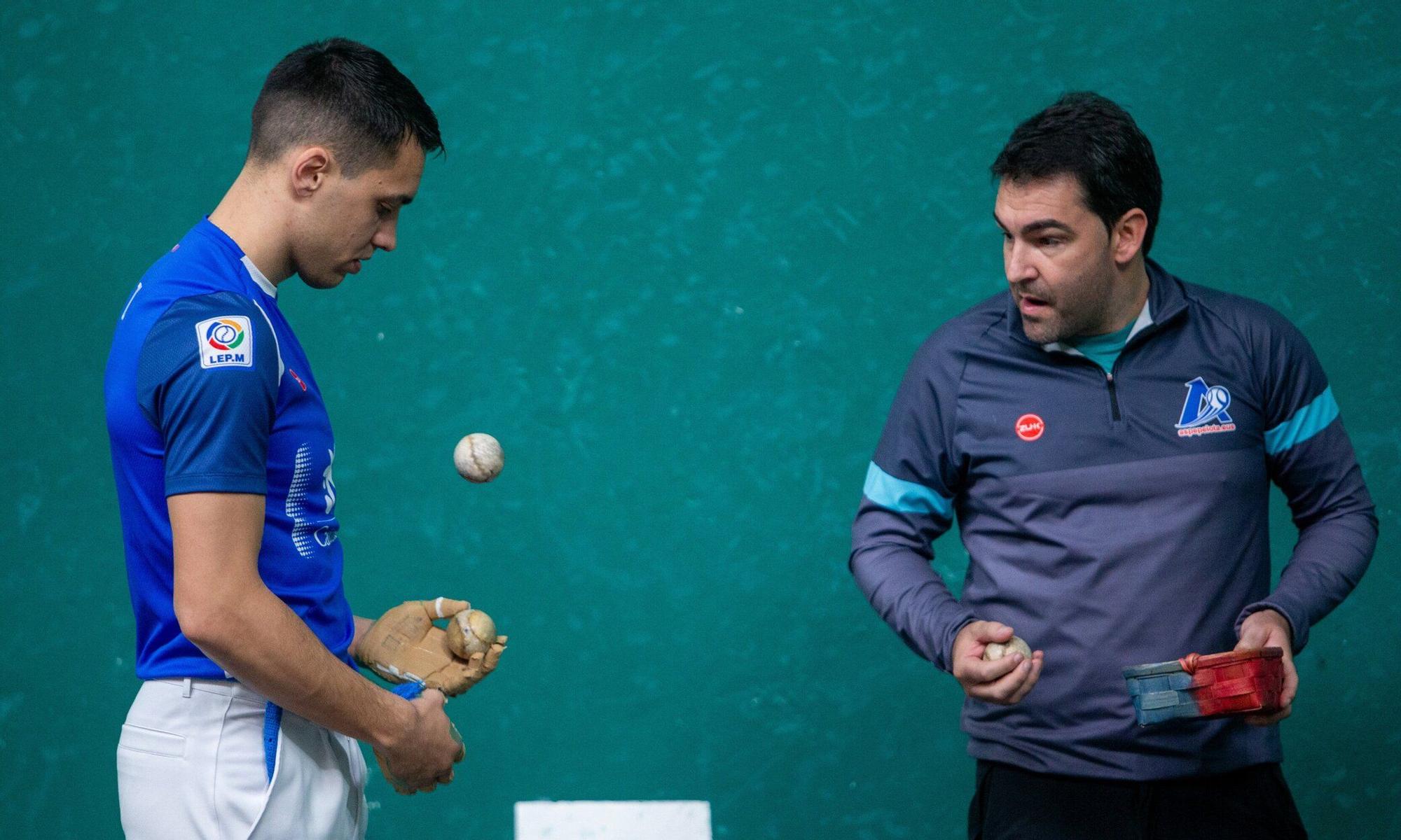 Unai Laso y Javier Zabala eligen material para la semifinal del Manomanista en el Labrit.