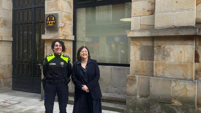La oficial Amaia Frontaura junto a la concejala de Seguridad Josune Escota.