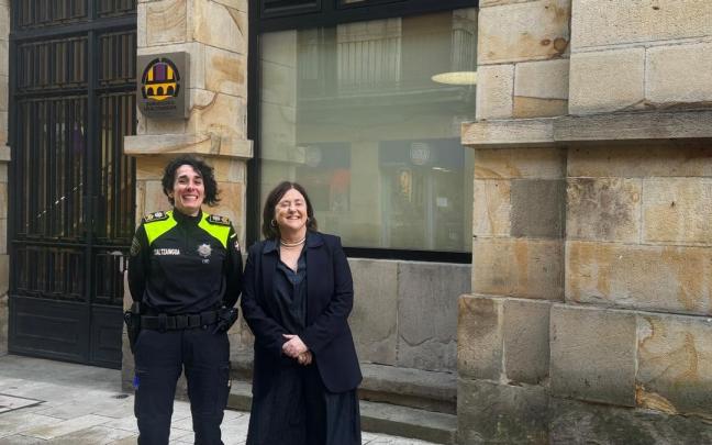 La oficial Amaia Frontaura junto a la concejala de Seguridad Josune Escota.