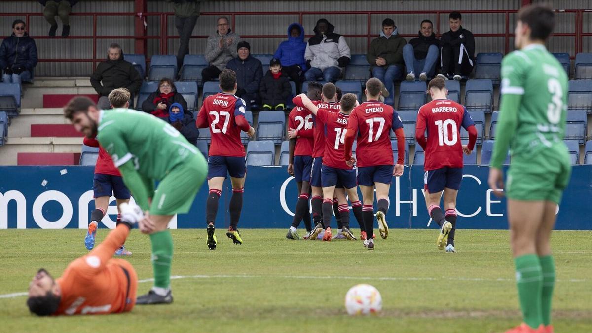 Los jugadores de Osasuna Promesas celebran el gol de Sergio Moreno