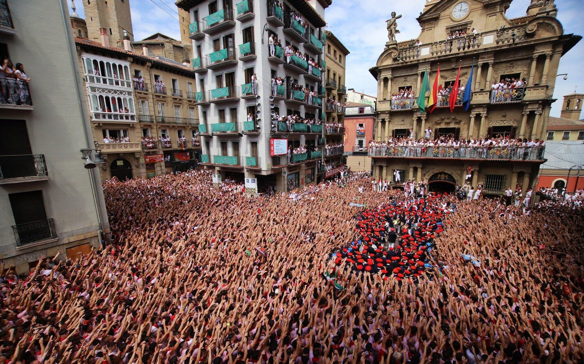 La plaza del Ayuntamiento, tras el chupinazo.