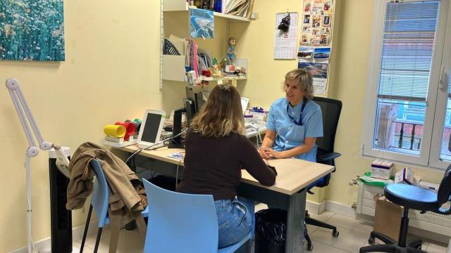 Una médica de Osakidetza atiene a una paciente en su consulta de Atención primaria.