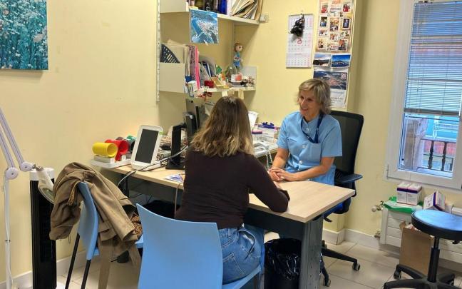 Una médica de Osakidetza atiene a una paciente en su consulta de Atención primaria.