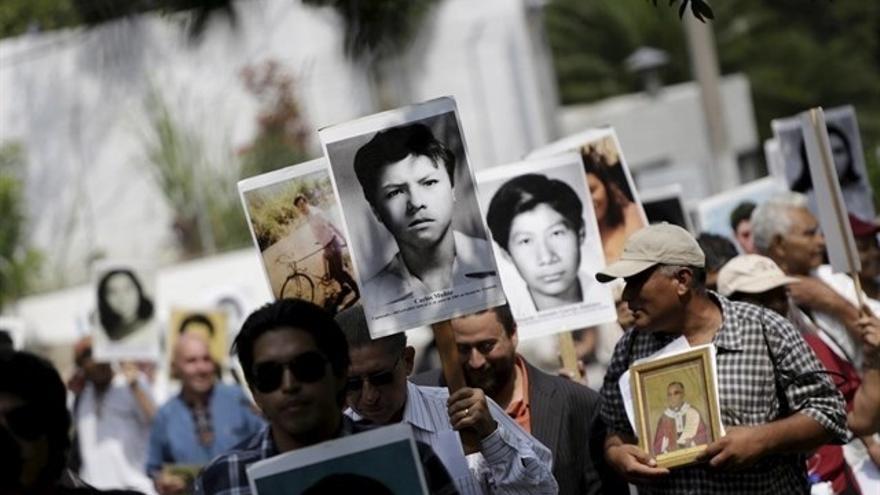 Foto de archivo de una manifestación por la búsqueda de los desaparecidos en la guerra civil de El Salvador.