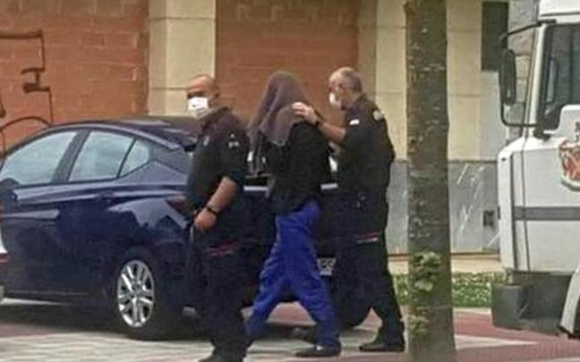 Uno de los hermanos salió esposado y tapado de la casa donde fueron hallados los perros muertos. Uno de los hermanos salió esposado y tapado de la casa donde fueron hallados los perros muertos.