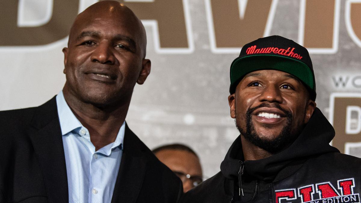 Evander Holyfield junto a Floyd Mayweather.