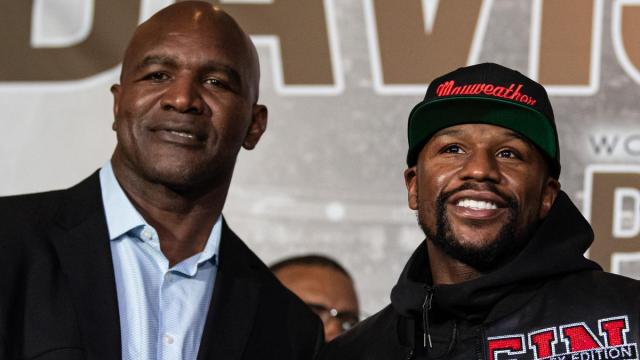 Evander Holyfield junto a Floyd Mayweather.