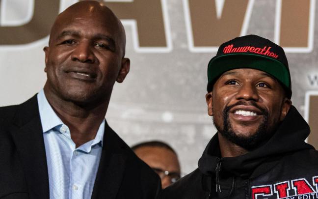 Evander Holyfield junto a Floyd Mayweather.