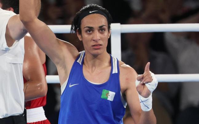 Imane Khelif celebra su pase a la final.