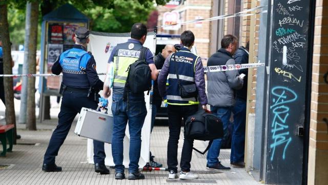 Policías nacionales y municipales entran al edificio.