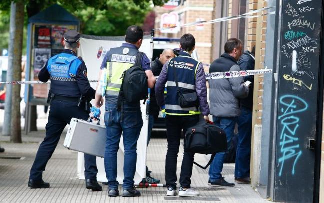 Policías nacionales y municipales entran al edificio.