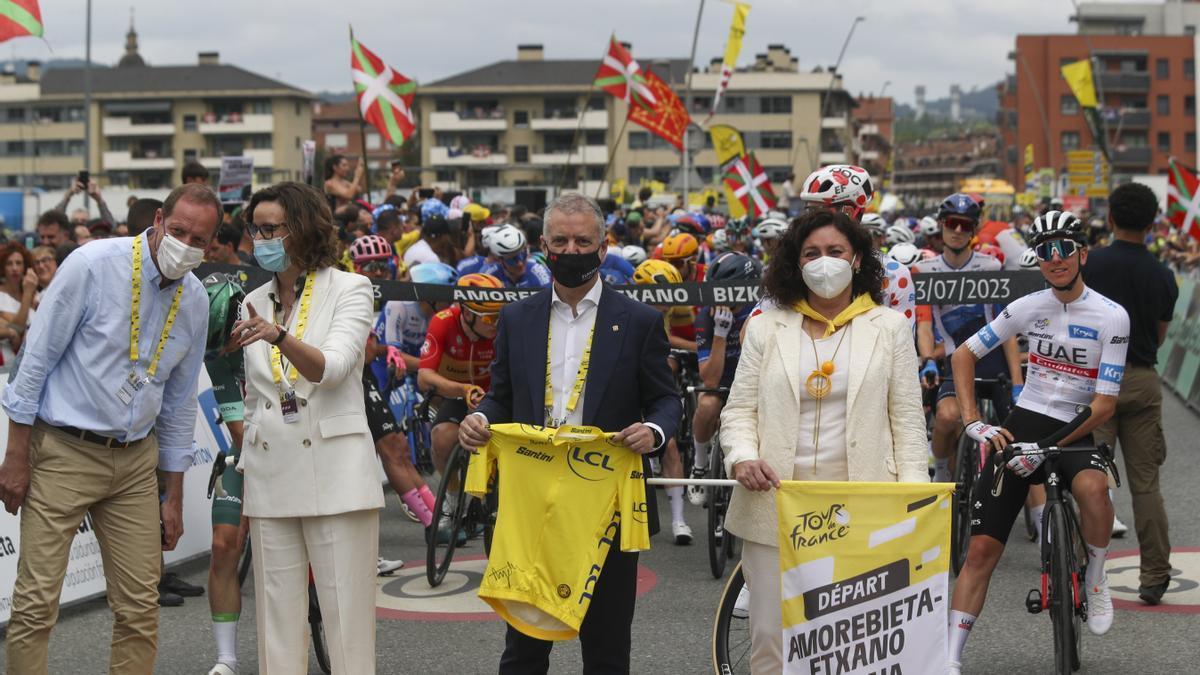 Urkullu, antes de dar inicio a la tercera etapa del Tour de Francia.