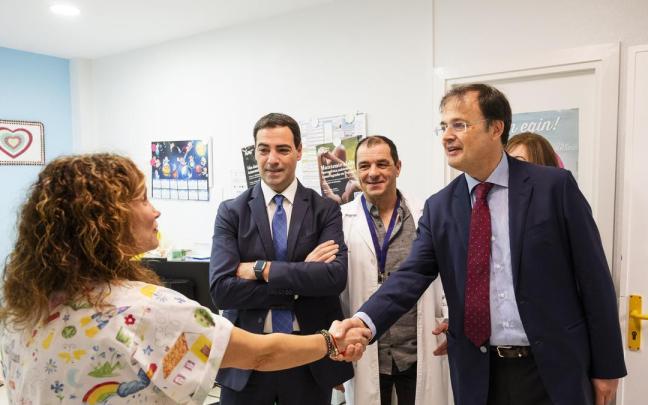 El lehendakari, Imanol Pradales, junto al consejero de Salud, Alberto Martínez
