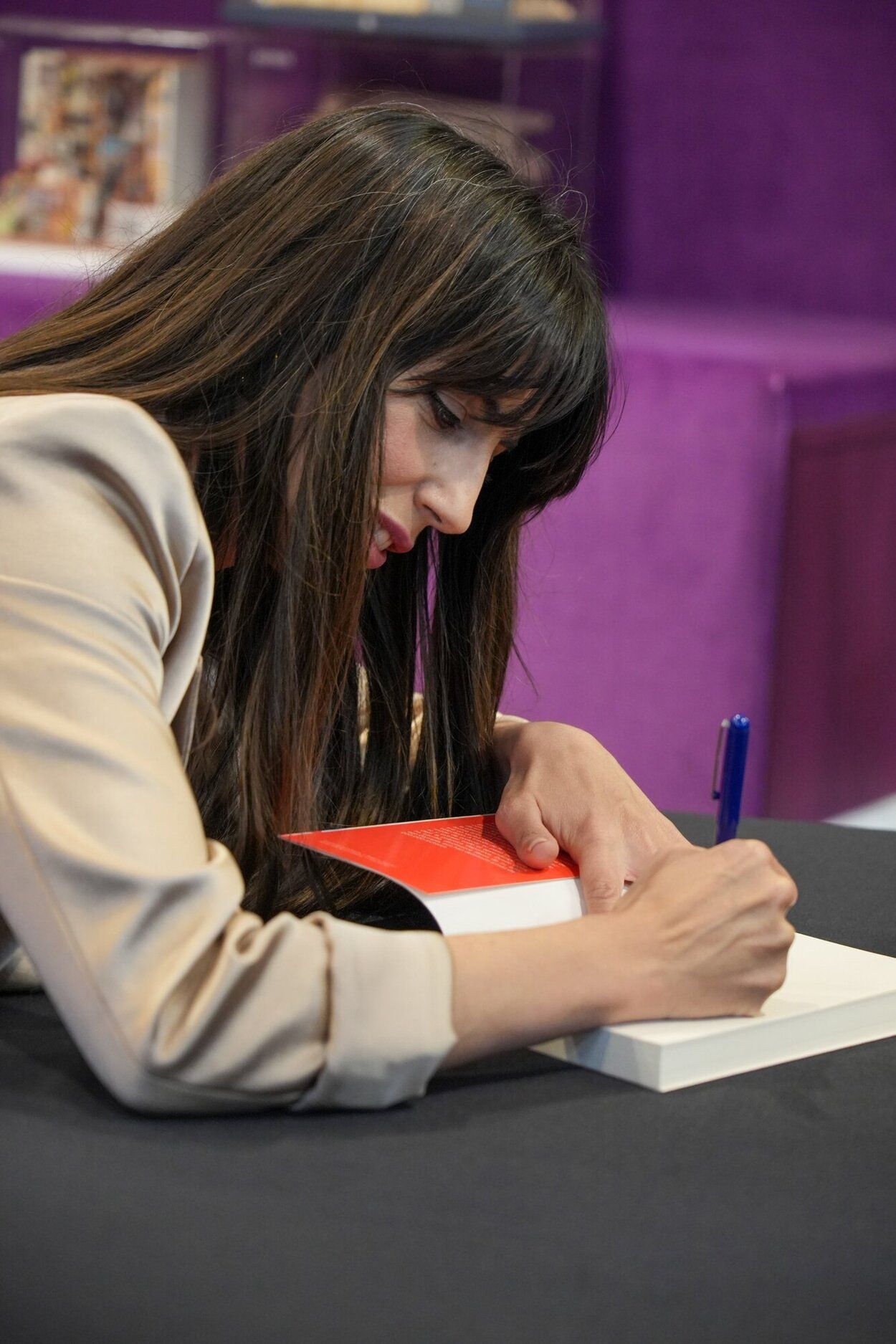 Almudena durante una firma de libros en Vitoria.