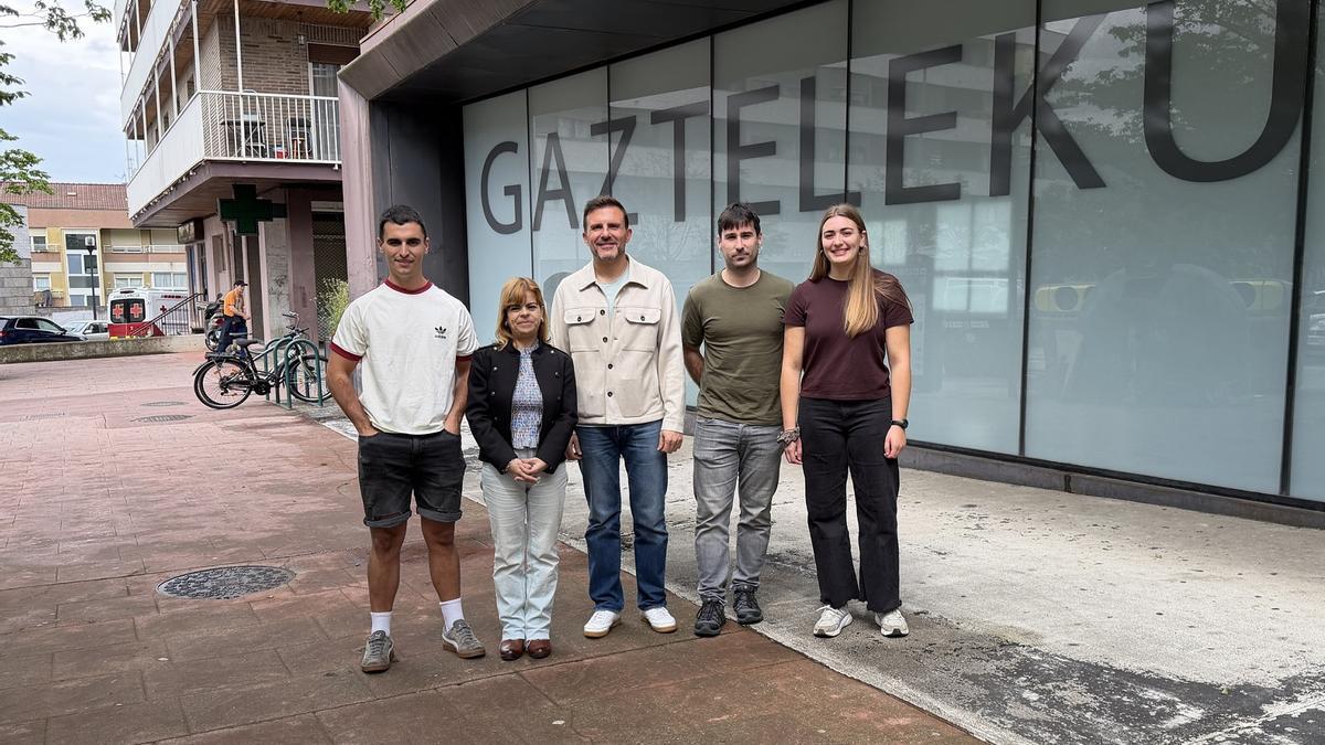 Responsables municipales y de Ttakun y los educadores