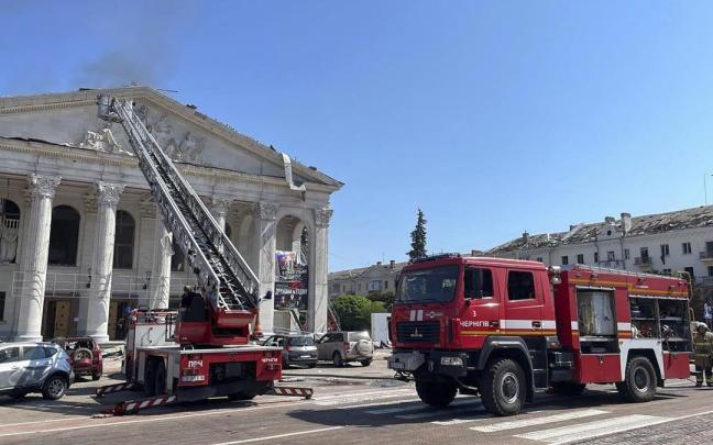 La sede del Teatro Dramático de Chernígov tras el ataque.