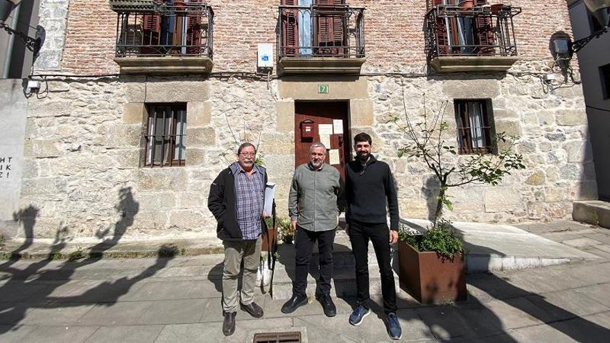 Los agentes del acuerdo, junto a la casa cural