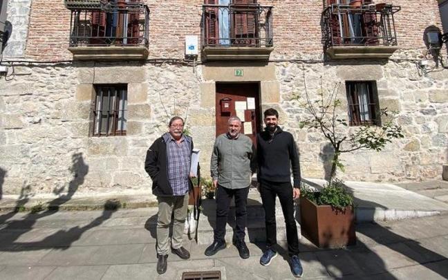 Los agentes del acuerdo, junto a la casa cural