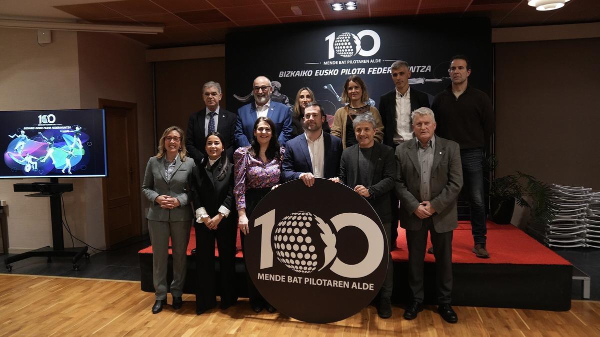 El acto de la puesta de largo del centenario de la Federación de Bizkaia de Pelota Vasca.