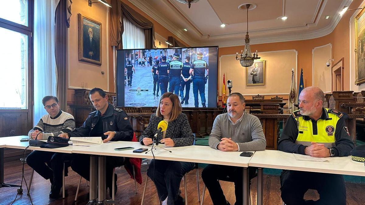 La alcaldesa de Irun y el delegado de Seguridad, Cristina Laborda e Iñigo Bergés, ayer junto a representantes de los cuerpos policiales y de las asociaciones de comerciantes.