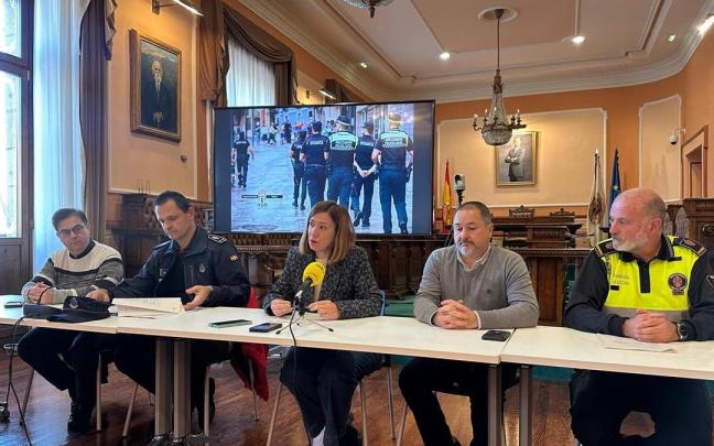 La alcaldesa de Irun y el delegado de Seguridad, Cristina Laborda e Iñigo Bergés, ayer junto a representantes de los cuerpos policiales y de las asociaciones de comerciantes.