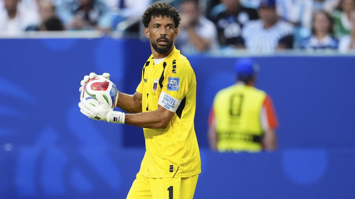 Vozinha cumplió su sueño de jugar contra la Argentina de Leo Messi.