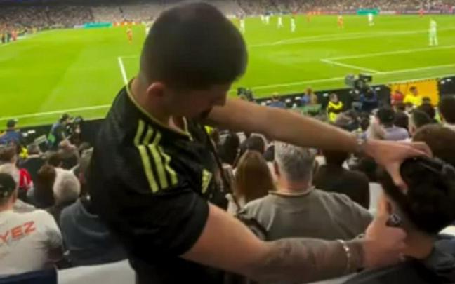 El influencer, cortándose el pelo en el Real Madrid-Bayern.