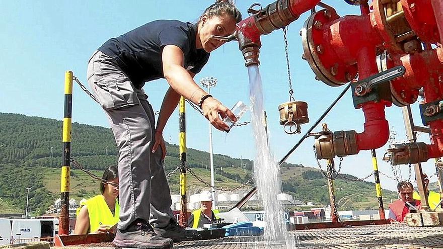 El barco cisterna que se usó el año pasado para abastecer a los municipios de Busturialdea. | FOTO: E.P.