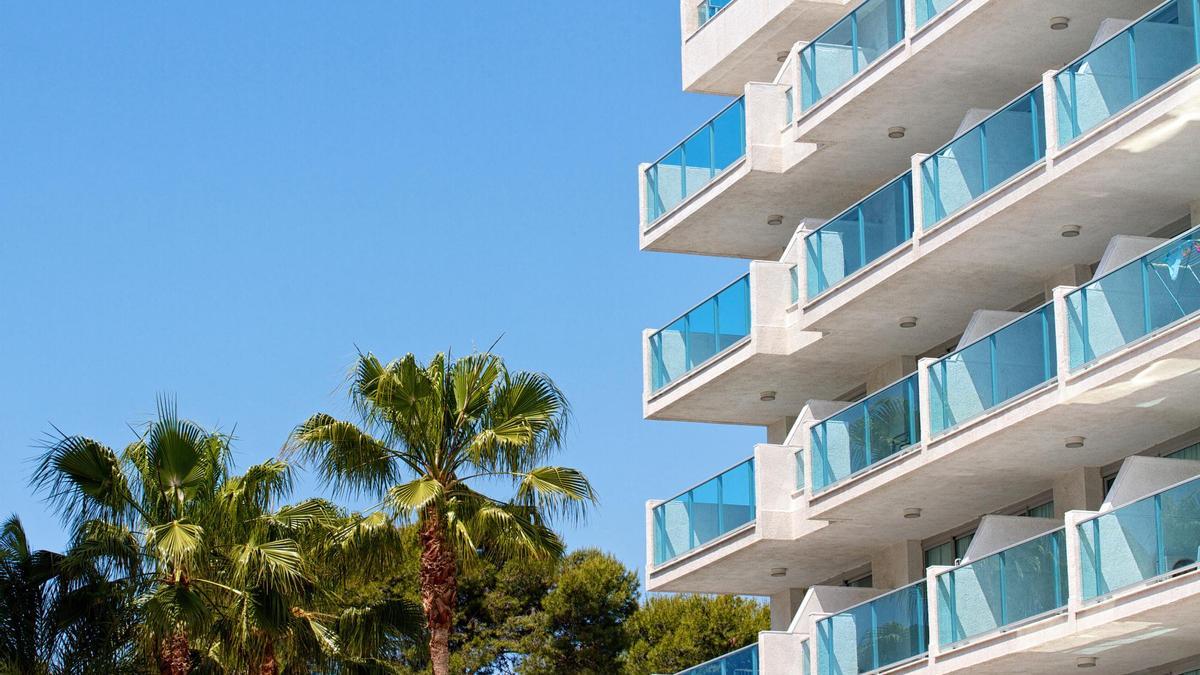 Bloque de apartamentos junto al mar.