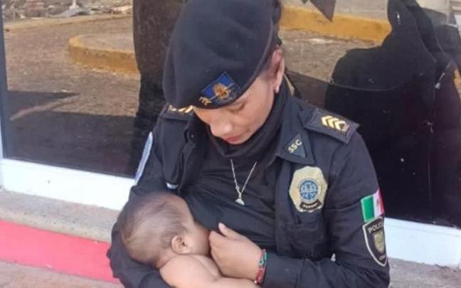 Arizbeth Ambrosio amamantando al bebé.