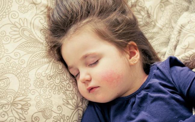 Imagen de archivo de una niña durmiendo.