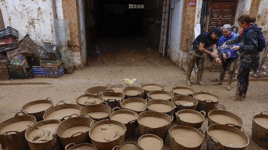 Cubos llenos de lodo en Paiporta, este martes.