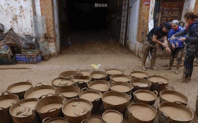 Cubos llenos de lodo en Paiporta, este martes.