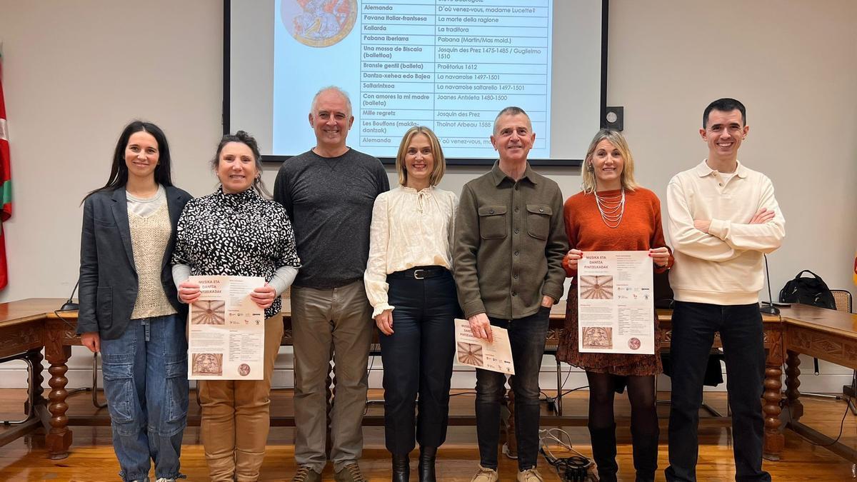 Presentación del concierto 'Musika eta Dantza Pintzeladak' en Beasain.