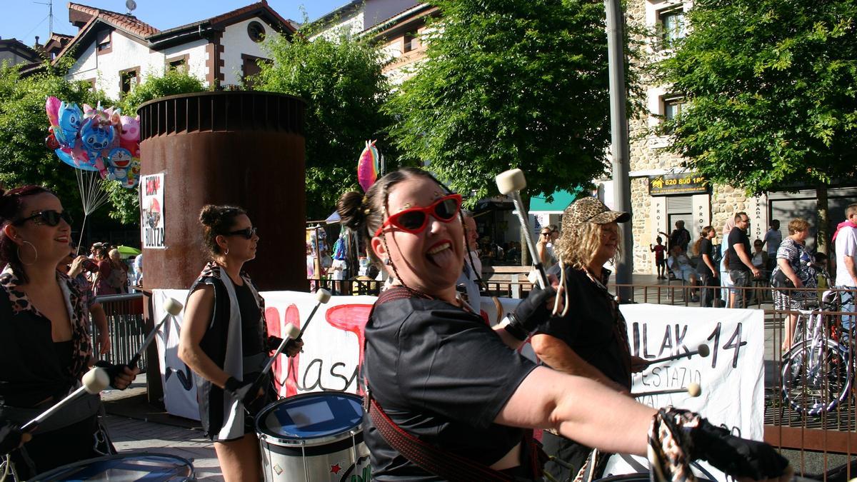 Una integrante de la batukada