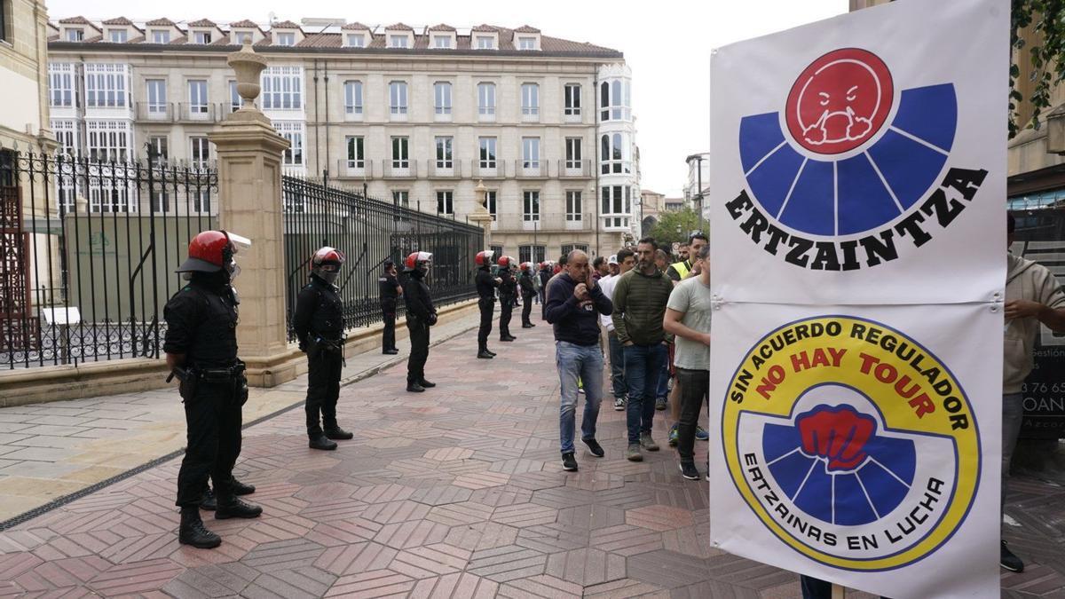 Agentes de la Ertzaintza vuelven a manifestarse frente al Parlamento Vasco