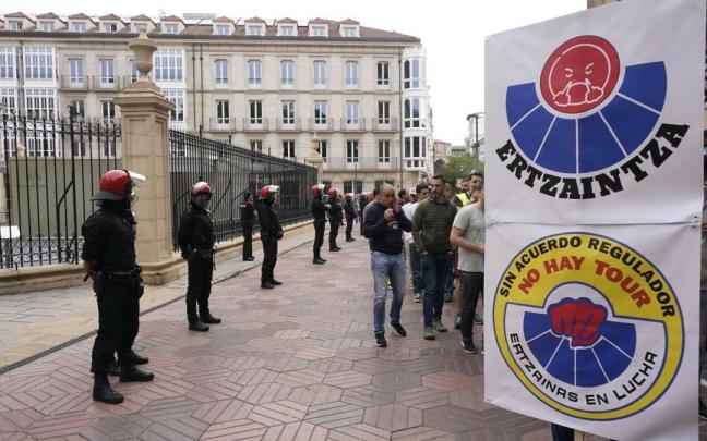 Agentes de la Ertzaintza vuelven a manifestarse frente al Parlamento Vasco Agentes de la Ertzaintza vuelven a manifestarse frente al Parlamento Vasco