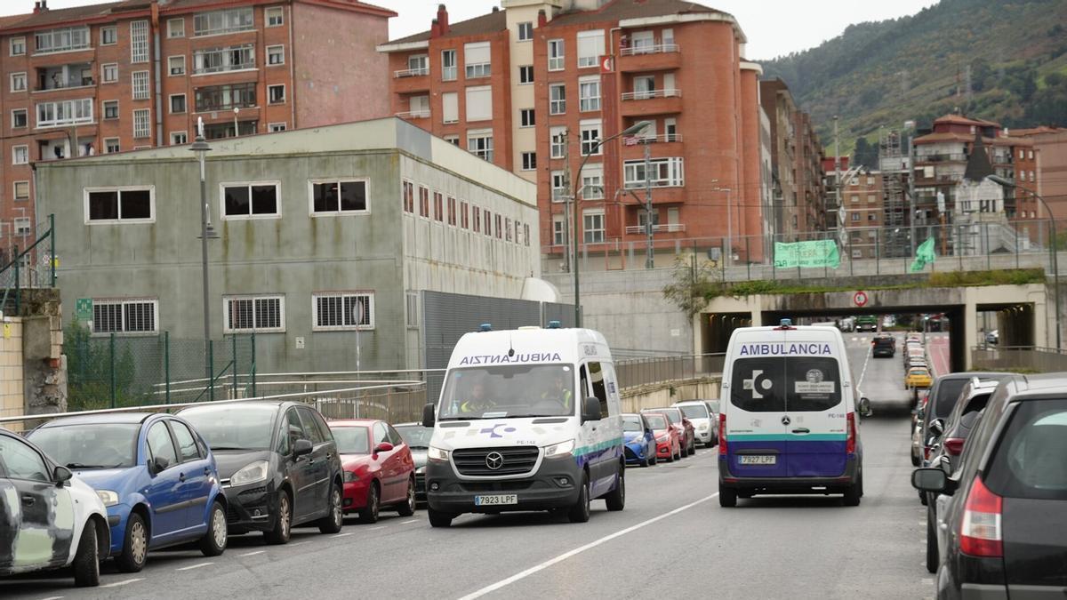 Ambulancias circulan por la carretera.