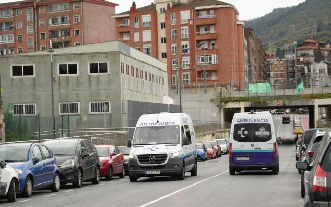 Ambulancias circulan por la carretera.