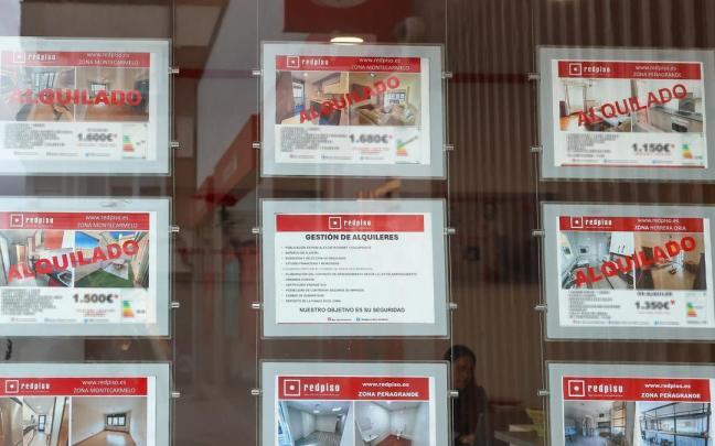 Anuncios de alquiler en una inmobiliaria.