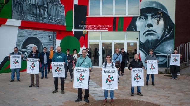 Representantes de EH Bildu en la comarca anunciando la campaña.