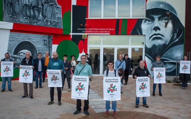 Representantes de EH Bildu en la comarca anunciando la campaña.
