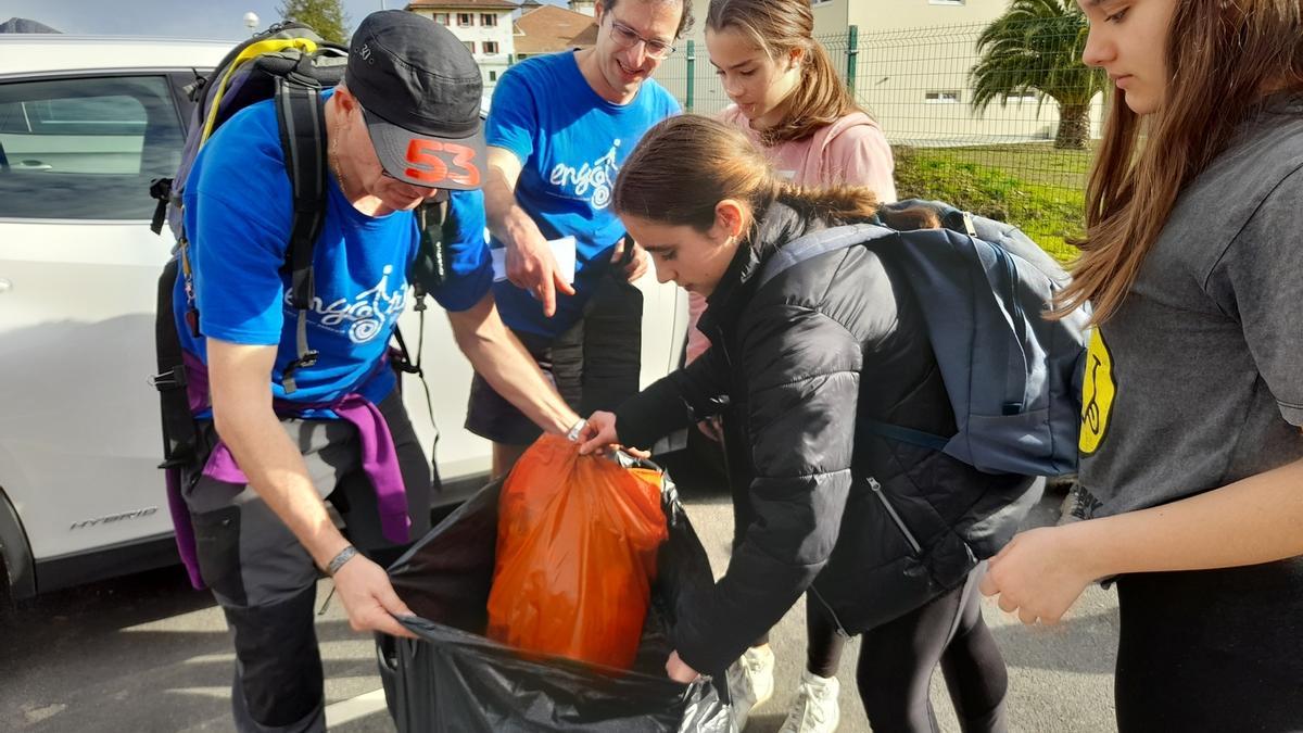 En total recogieron 60 kilos de residuos.