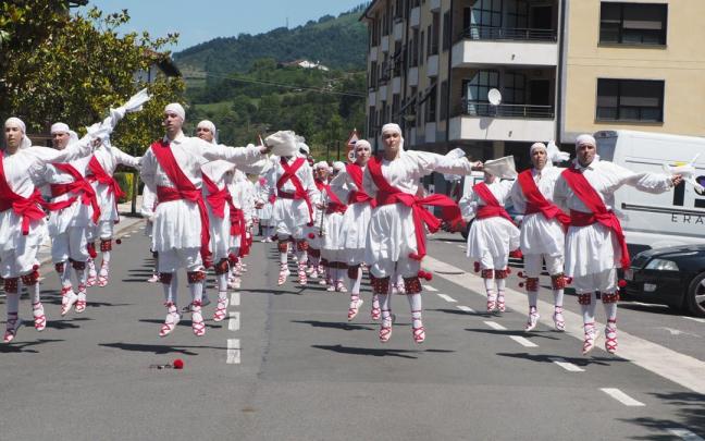 Los miembros de Sahatsa, durante la actuación que protagonizaron en Urrestilla, lugar de creación del grupo en 1976.