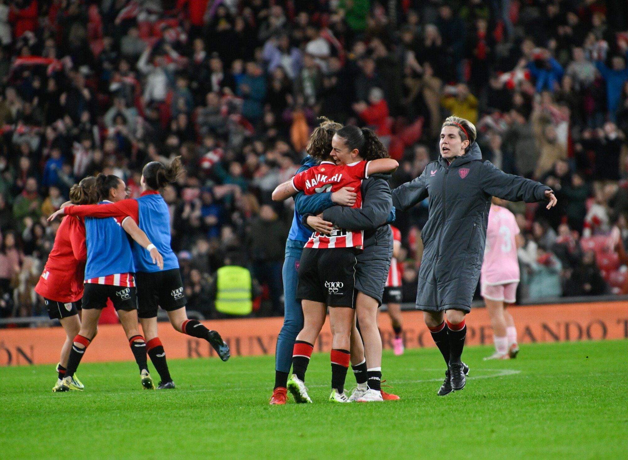 Las jugadoras del Athletic celebran en San Mamés su pase a estos cuartos de final