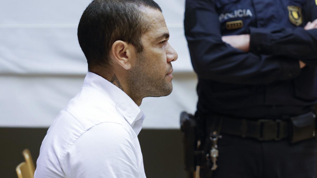 Dani Alves en el banquillo de los acusados durante el juicio.