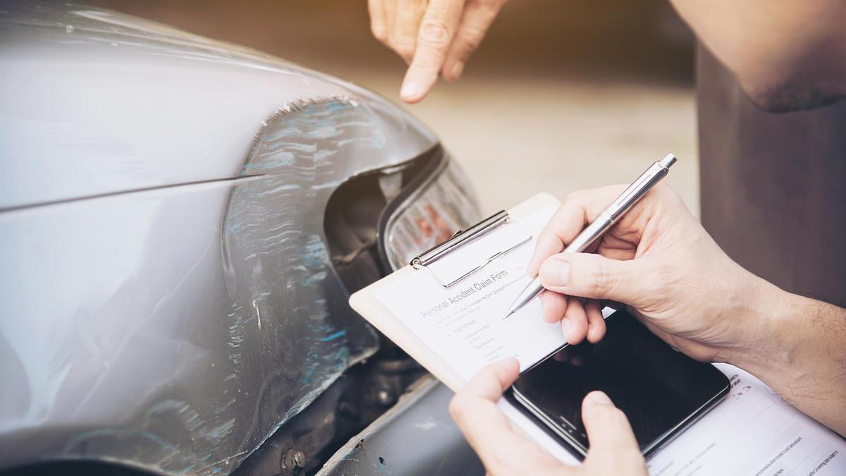 Un conductor recibe una multa.