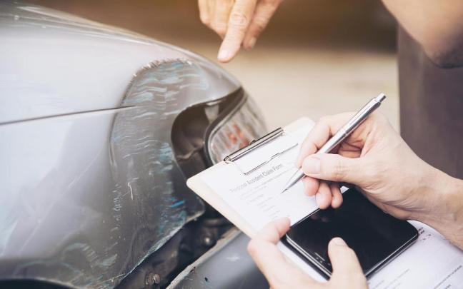 Un conductor recibe una multa.
