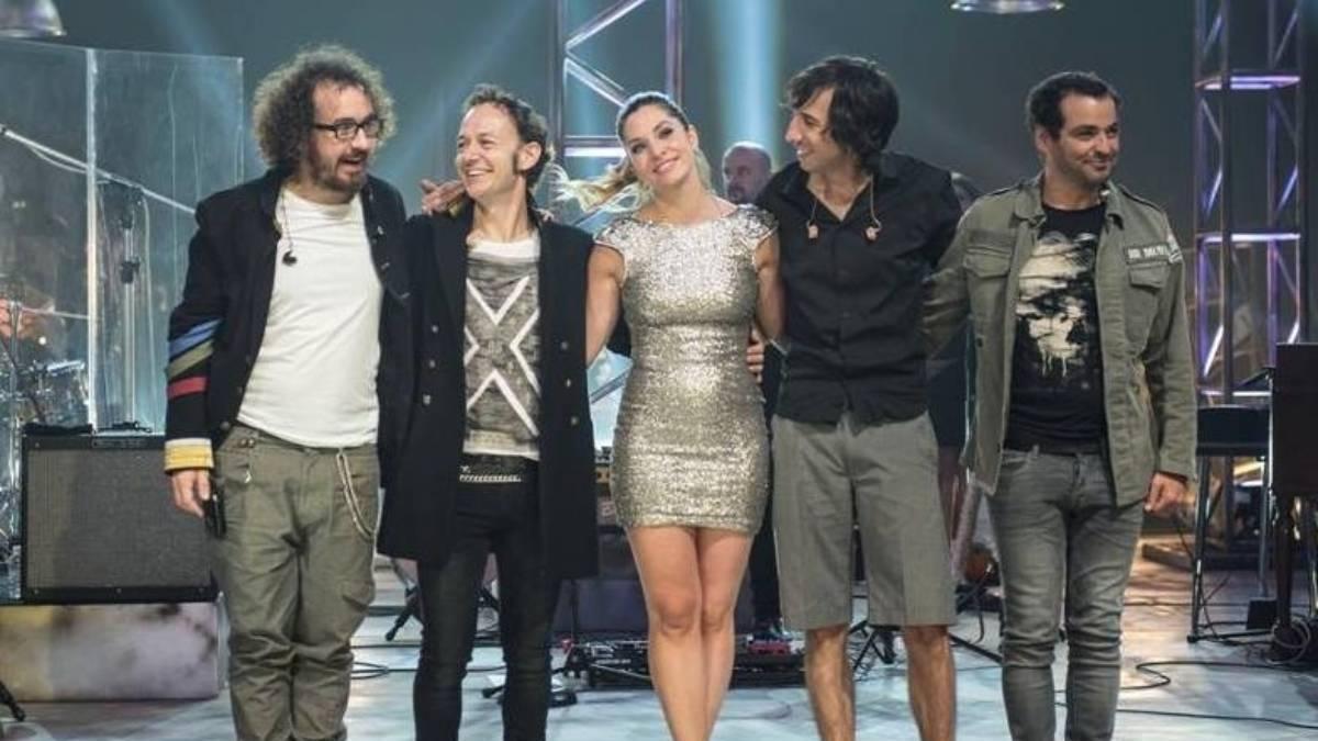 Los integrantes de 'La Oreja de Van Gogh' con Leire Martínez como vocalista posan encima del escenario